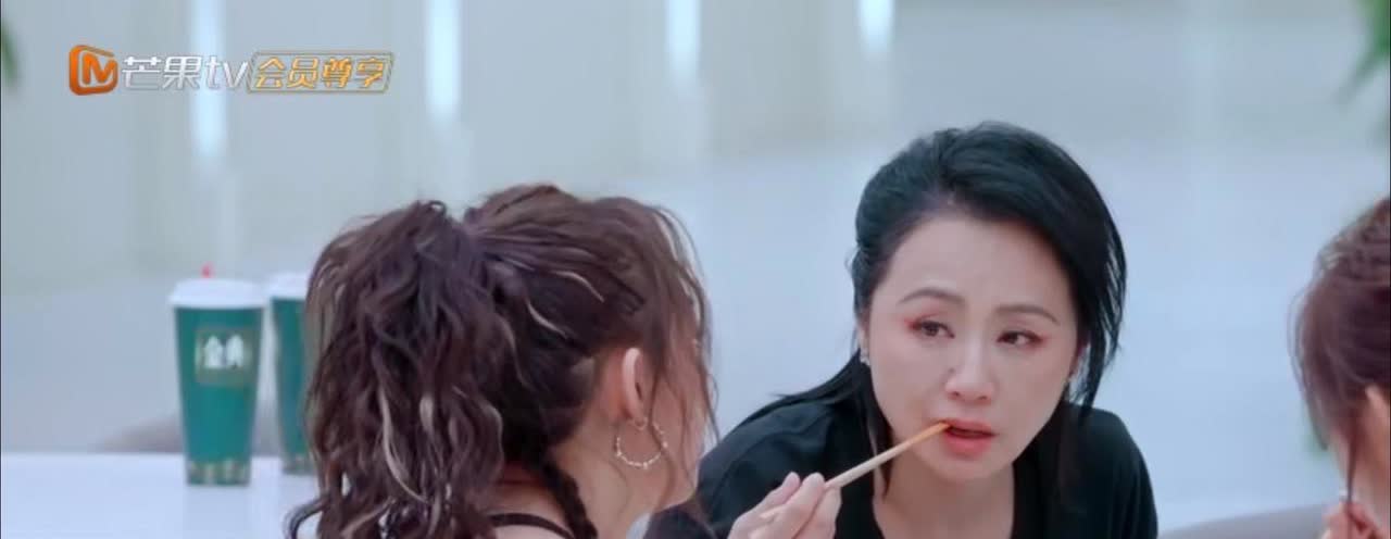 姐姐们一起吃饭，vava说自己特别喜欢买买买，自己对数字没有概念，没做歌手的时候