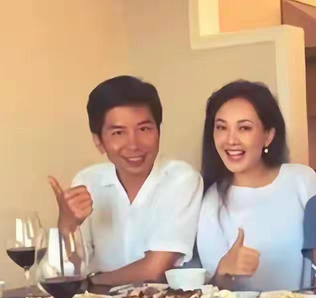 最近刷到牛莉和老公的合影，感觉她老公庄重朴实，乍一看就是个普通上班族。牛莉素颜状