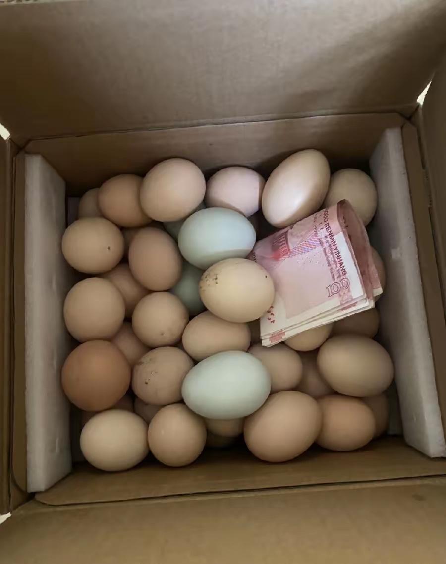 前年姨妈借了我5万块，年前还钱时硬塞给我一箱鸡蛋，箱子封得死，我没拆。​今天打