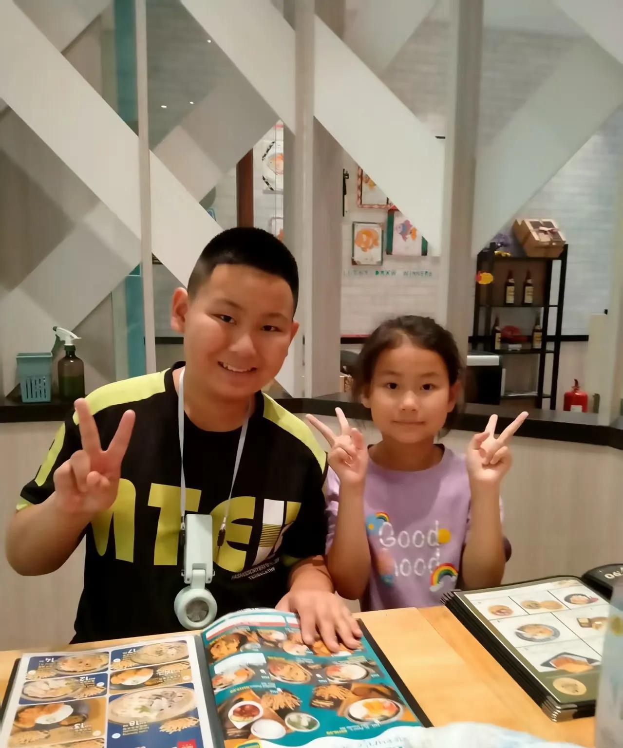 国内的英语教学，在马来西亚被验证了！我的孙子和孙女送妈妈到马来西亚工