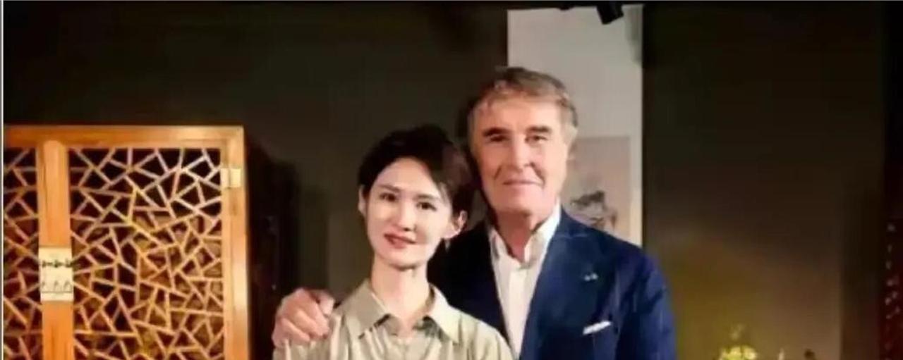 最近网上闹得挺热闹的一件事，实在憋不住想说道说道。就一张女主持人陈璇和外国