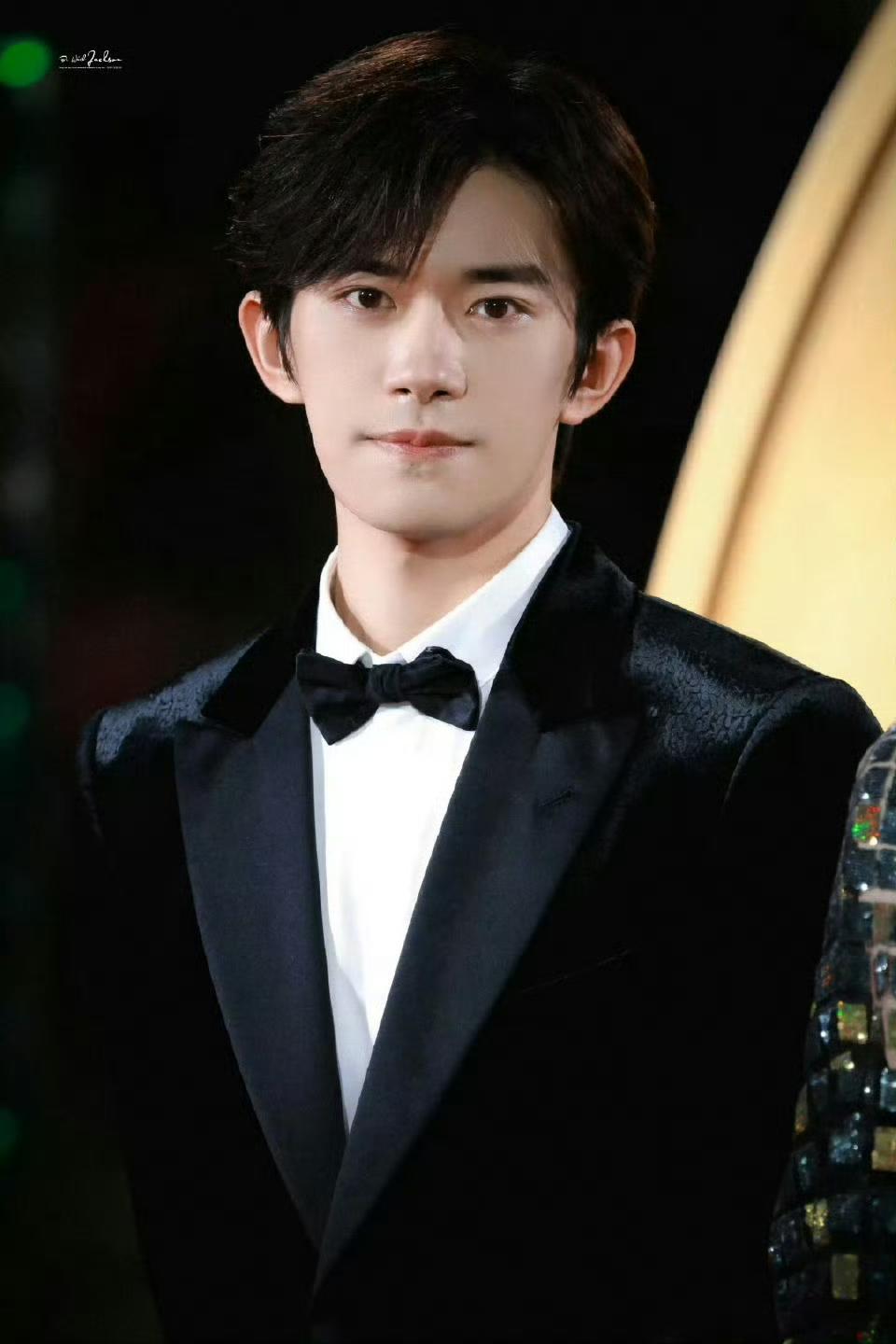 易烊千玺获奖，真是啪啪打脸那两位，不是说王俊凯和王源，而是他们两个人的独