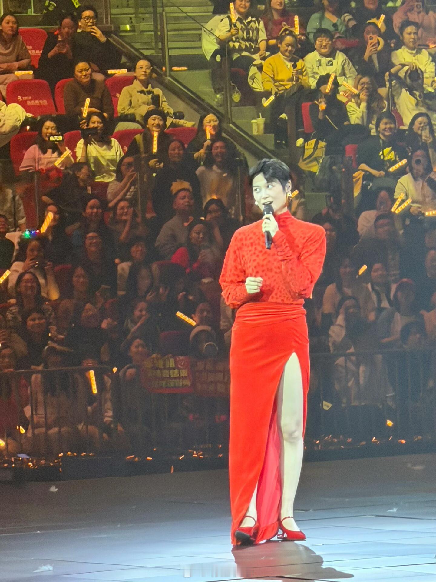 李宇春穿上裙子短裤越来越有女人味了