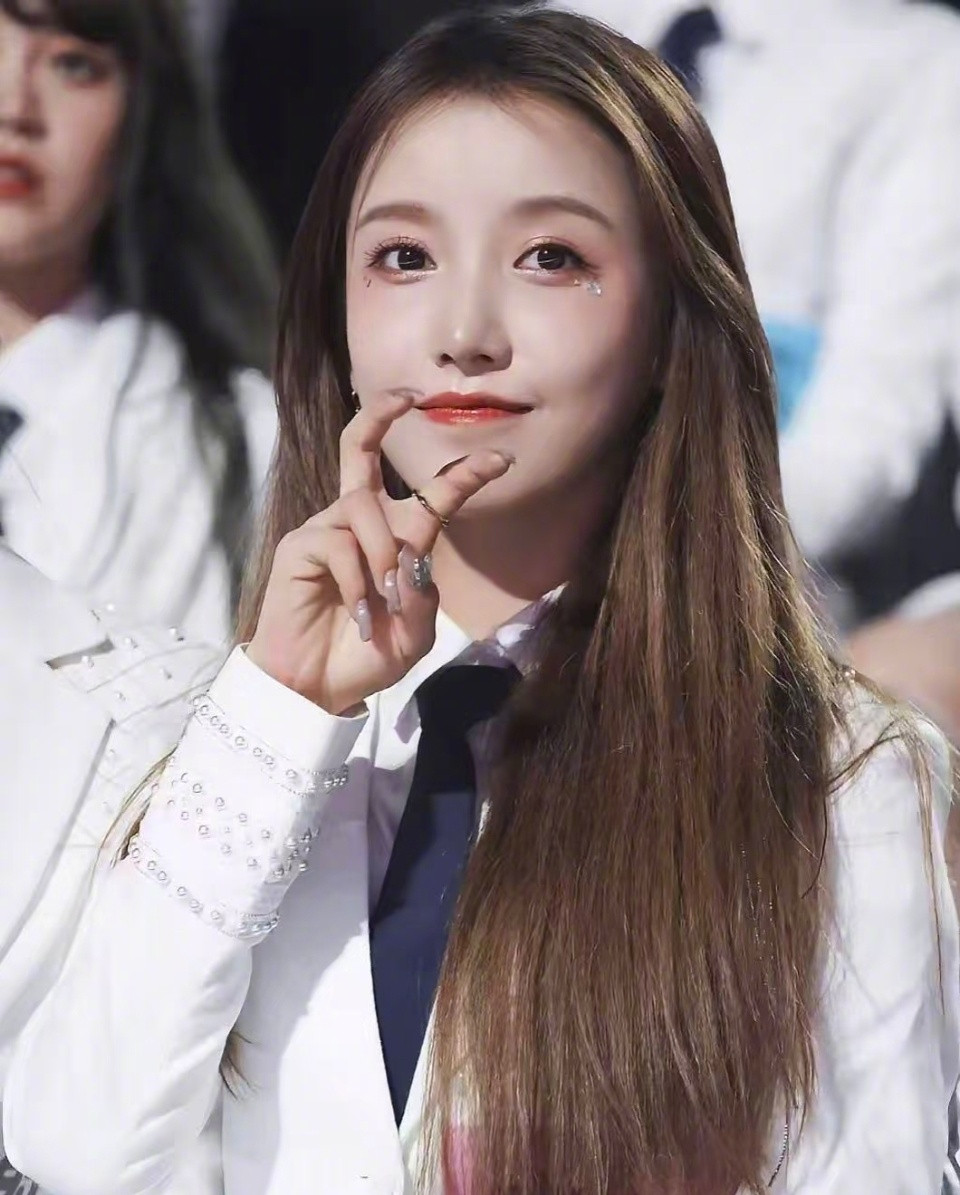 姜贞羽淘汰没记错的话，姜贞羽当年在创造营时因伤退赛，能力确实是有，而且颜也征服