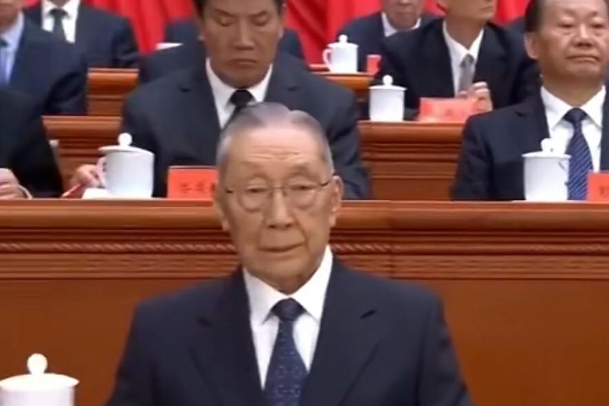 在今天纪念江泽民同志诞辰100周年大会上，这位老人，不知道还有多少人能够记得？