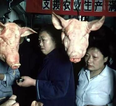 1979年，上海的家庭妇女提着篮子来到肉店里。当时，猪肉虽然看起来便宜，但相对收