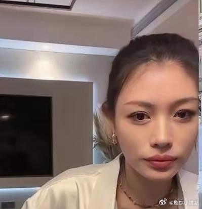 葛荟婕没再提汪峰，也不骂章子怡了。她39岁，和一个95后的音乐人恋爱三年，一起做