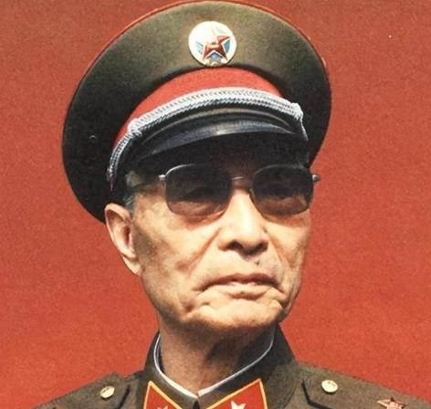 1964年，张爱萍将军到酒泉某基地视察，突然，他发现有10多名背着斜挎包的战士站