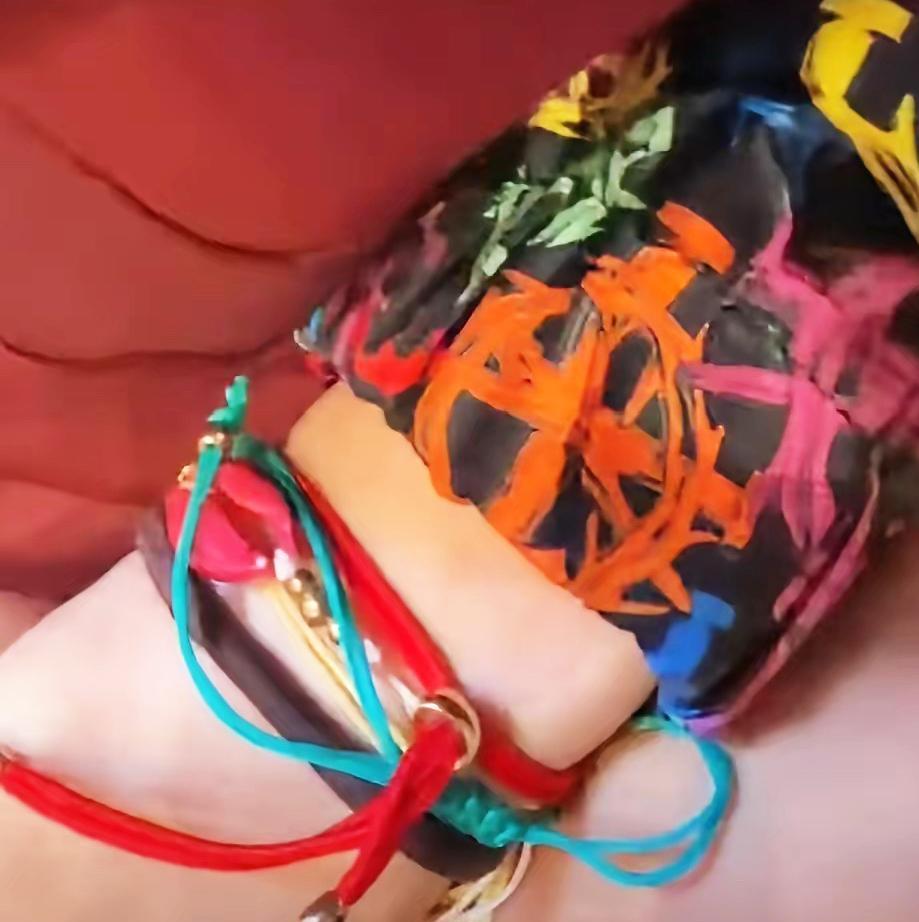 情人节张柏芝没晒男人，却把自己宠成18岁！Lucas一束玫瑰插她头发，弹幕瞬间