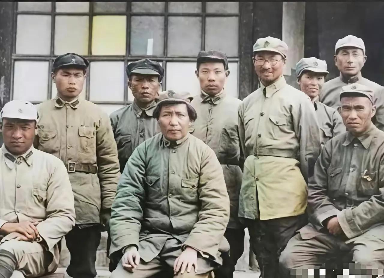 1937年红军总部进驻延安，黄土窑洞前这张合影太有震撼了！虽然条件艰苦，但是先辈
