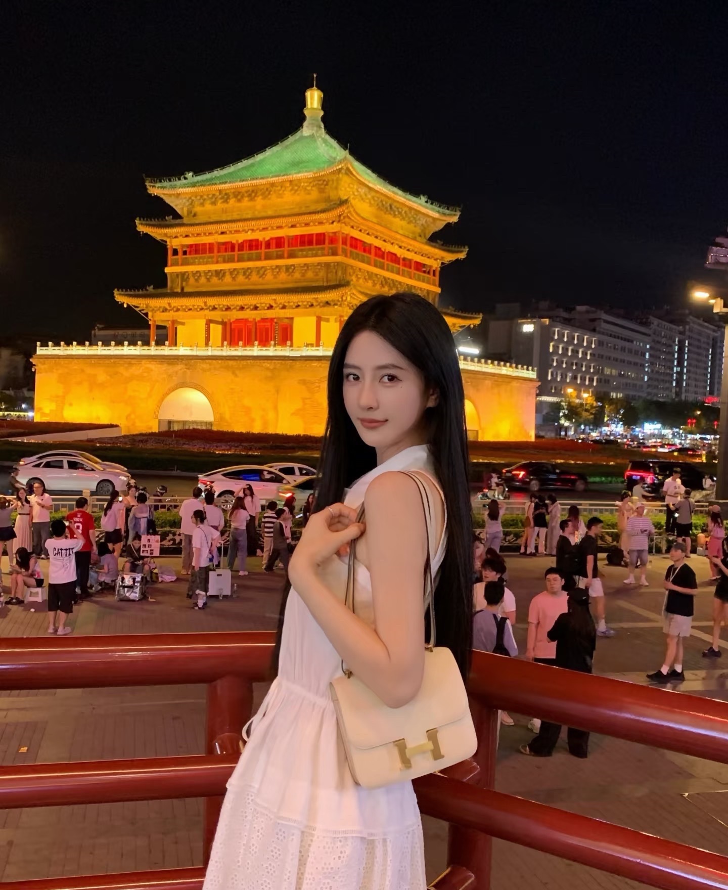 下半年最有投资价值的12支股票，一，半导体①华微电子，现价为16.79元元②格科