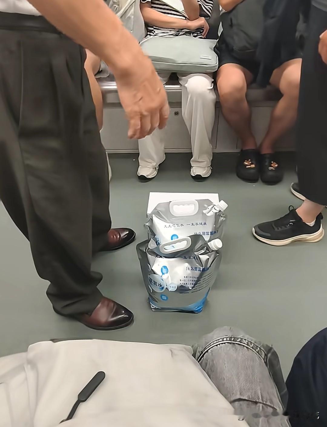 这是网友在地铁上拍到的，这种水算不算智商税呢？有人说这是普通弱碱水，也有网友这样