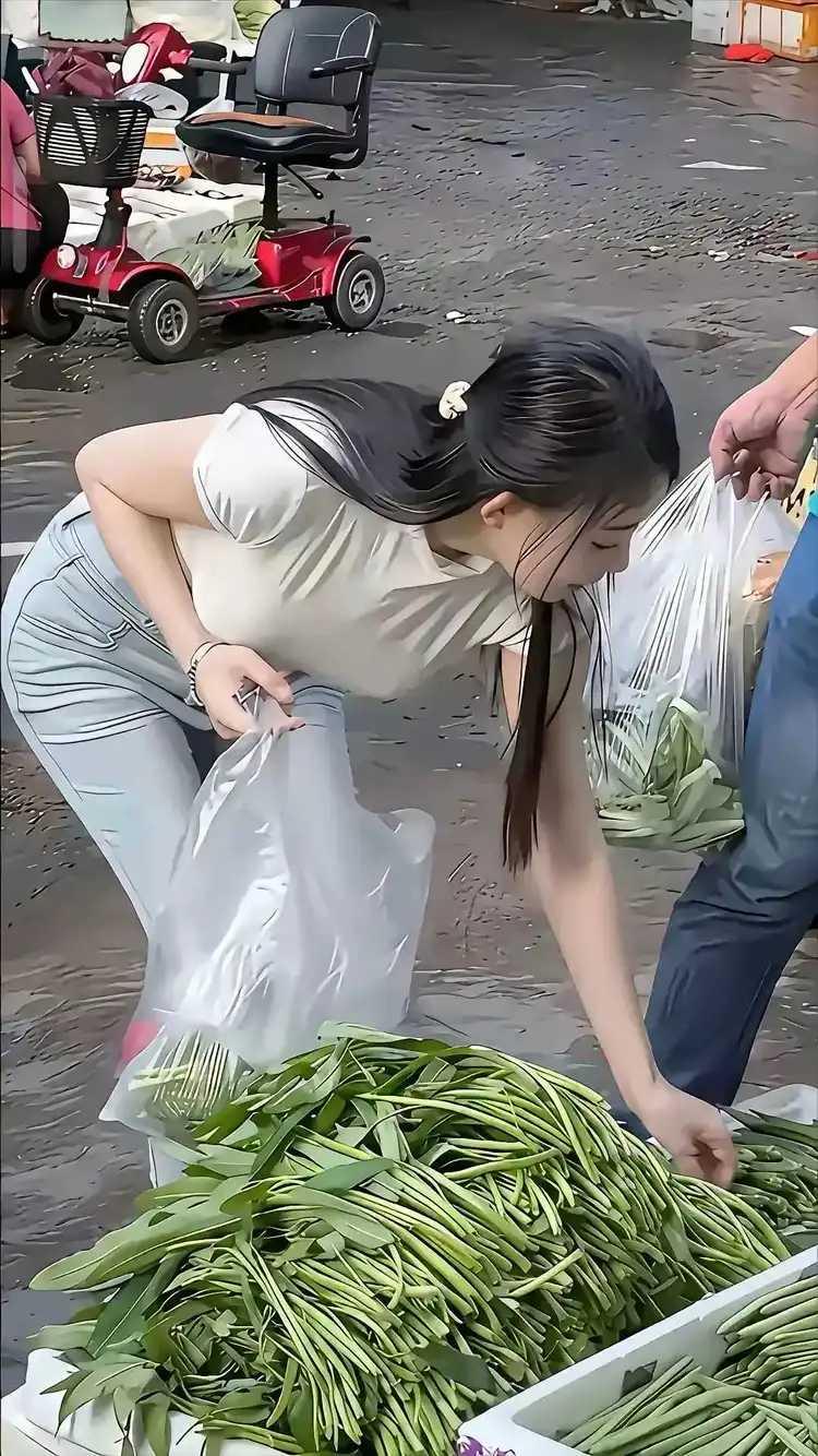 入得厨房，出得厅堂。生活总得充满烟火味。有仙女般的容颜，依然也为三餐忙碌。