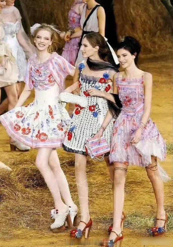 我是不是审美降级了，觉得十年前的香奈儿比现在的好看。