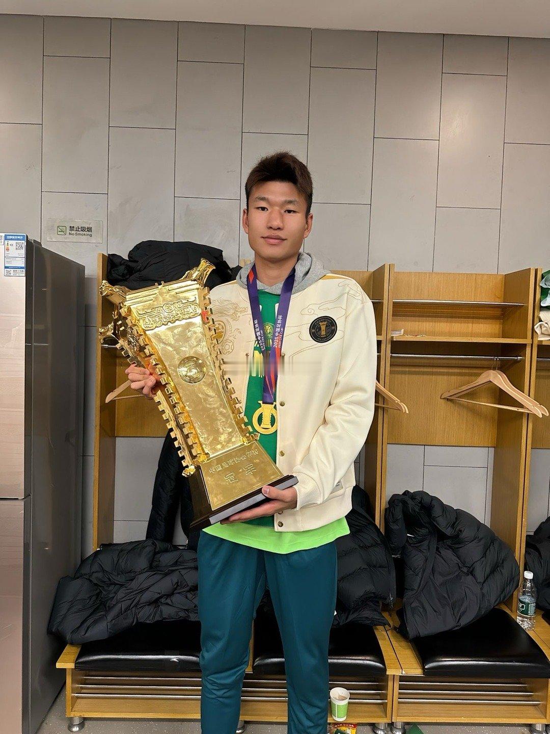 北京国安北京国安一线队最年轻，合同期限最长的球员李睿跃国安生涯的开端就获得冠军