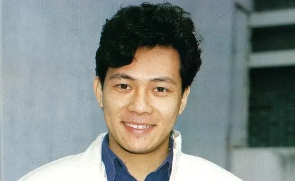 1987年，23岁的张兆辉是香港当红男演员。有一次开车回家时，被多名粉丝追着车辆