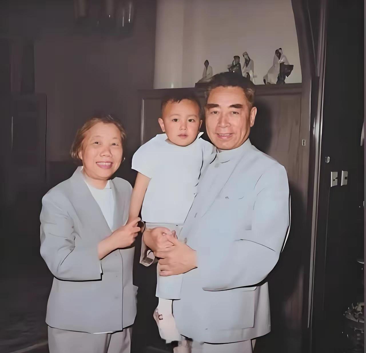 谁知道这张1963年拍的照片中，周总理抱着的孩子叫什么名字？