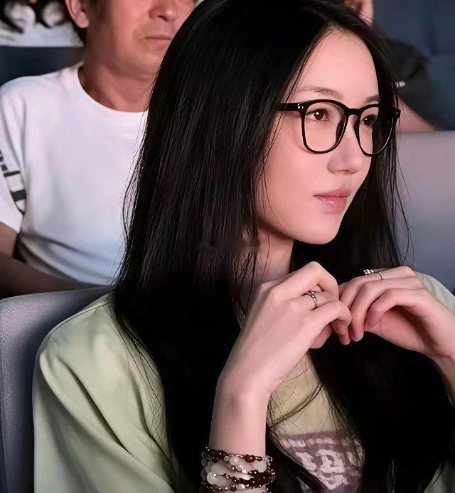 有人说像王菲，这哪里像王菲了这不跟李亚鹏一个模子出来的吗？