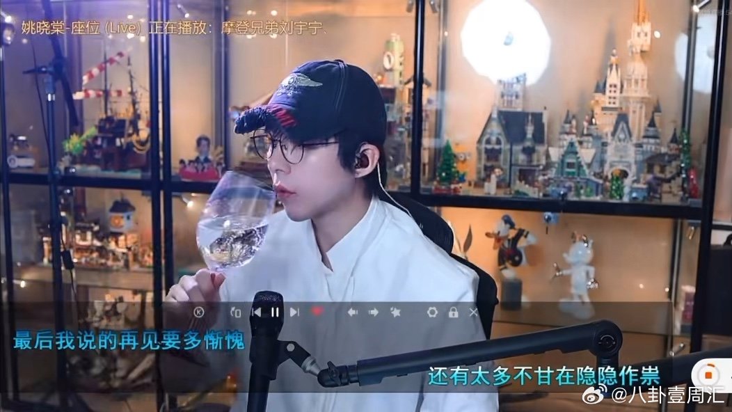  被刘宇宁的吃播种草了！他吃桃的样子太有感染力了，边吃边跟我们唠嗑，说“这桃比我