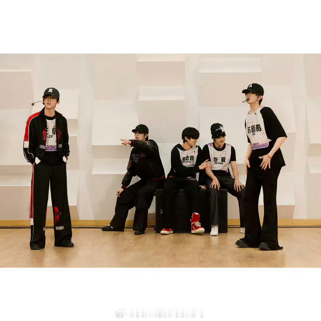 TOP彩排花絮照五小登澳门演唱会彩排照来啦，瞬间拉满期待！没抢到票也不遗憾，线上