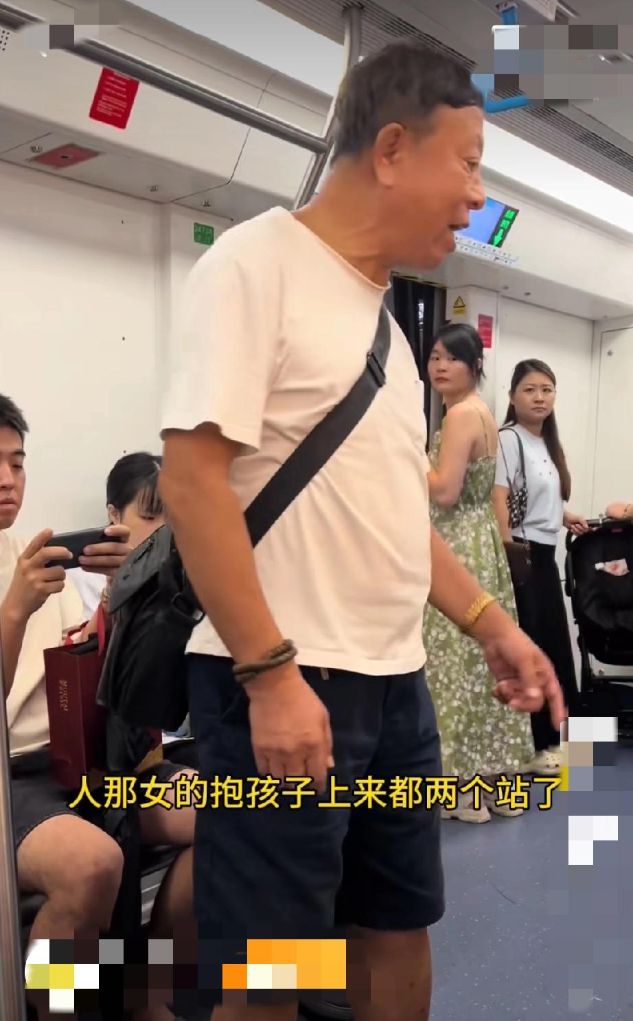 发生在列车上的一幕:这位东北大爷，看见妇女抱着孩子，就要求坐在爱心专座上的小姐姐