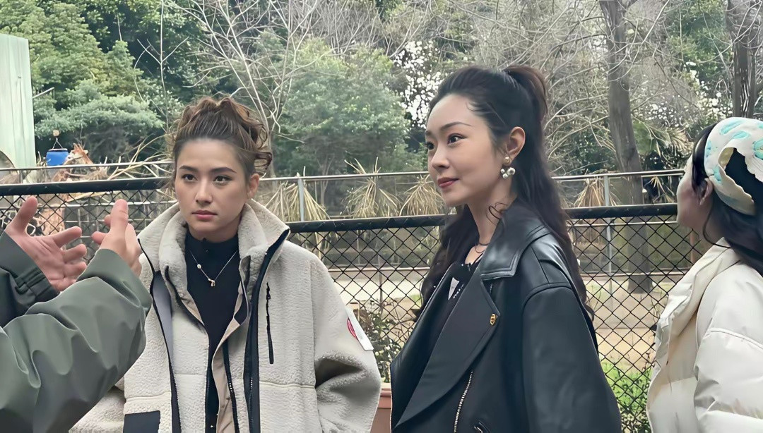 宋轶和何超莲同游动物园，这就是明星和豪门千金的区别吗