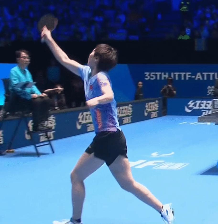 海口亚洲杯小组赛第二轮比赛现场，王曼昱展现远台接球旋转跳跃高难度回球！曼昱这把