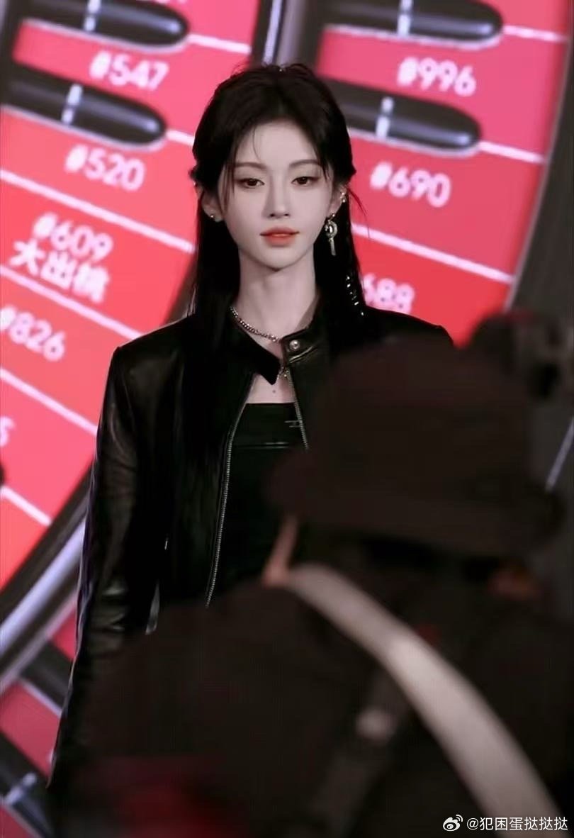 鞠婧祎完全老公级别的她不用刻意凹造型，一个眼神就气场全开，那种游刃有余的自信感，