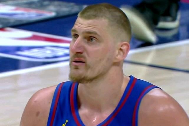 决战时刻罚金队：熟悉的味道！在掘金主场险胜猛龙的末节决战时刻：再次发生极其疯