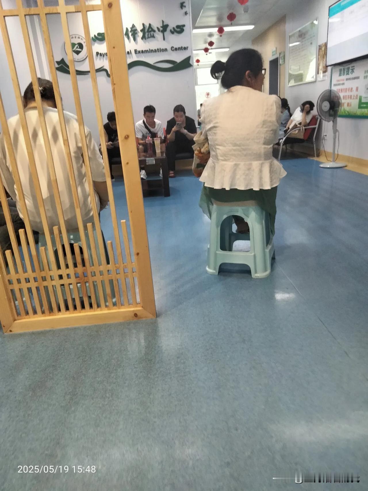 我又又来取药了，因为重度抑郁症6年，长期失眠睡不着，我才40多岁，已经满头白发