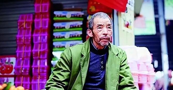 1992年，武汉小摊贩2年捡到2个女婴。为了抚养她们长大成材，他做3份活，终生未