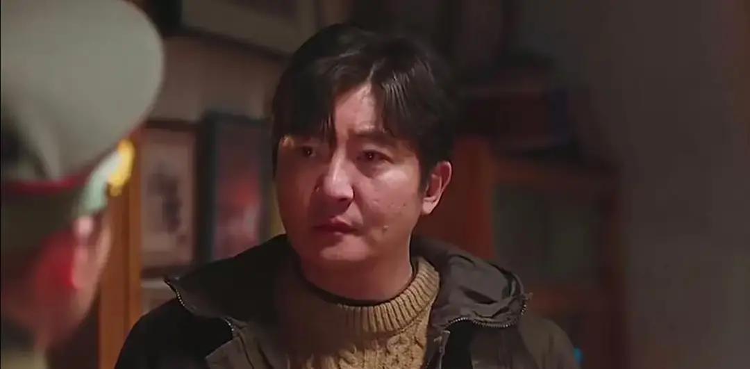 她让整个剧组不敢下班。不是耍大牌，是导演喊收工她摇头。拍《逆光》那场审讯戏