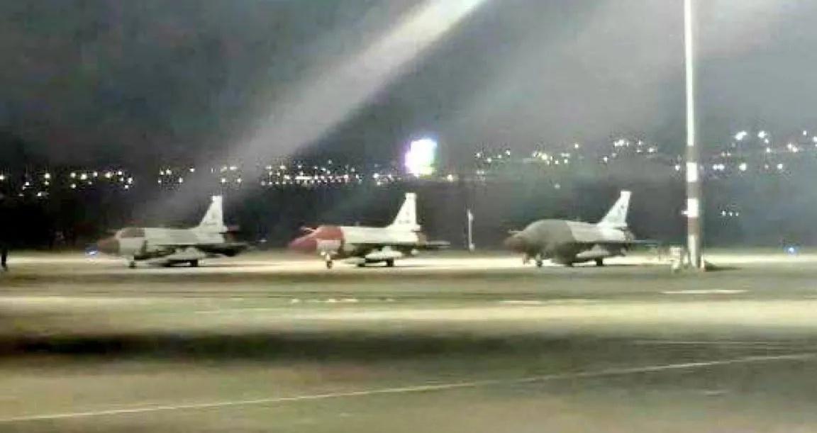 [呲牙笑]哟~“枭龙”卖出去了——据说，阿塞拜疆已经开始接收JF-17“枭龙”战