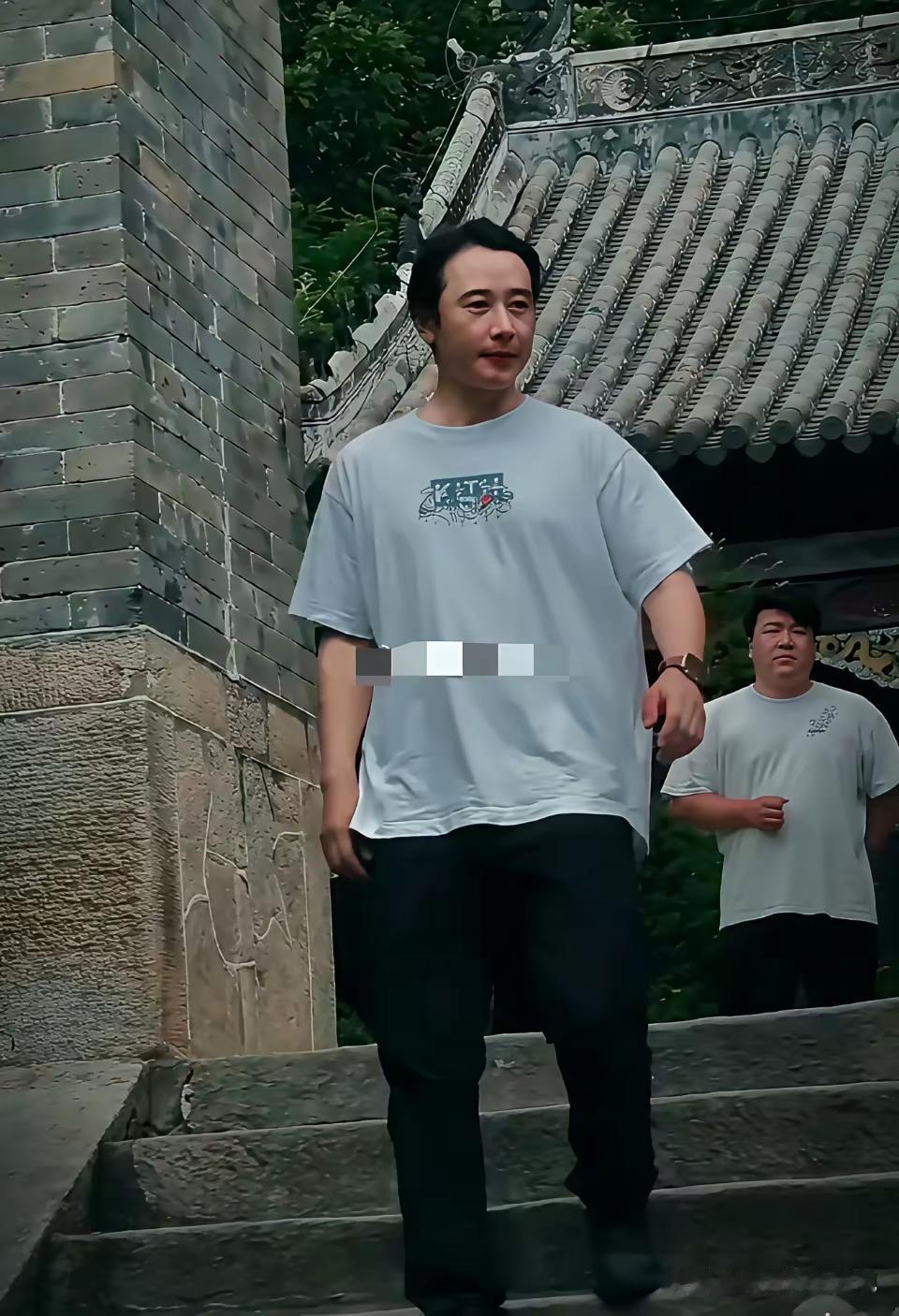 唐嫣的老公怎么大变模样了，没有了以前的模样，身材臃肿，颜值拉胯，站在那里就像肥头