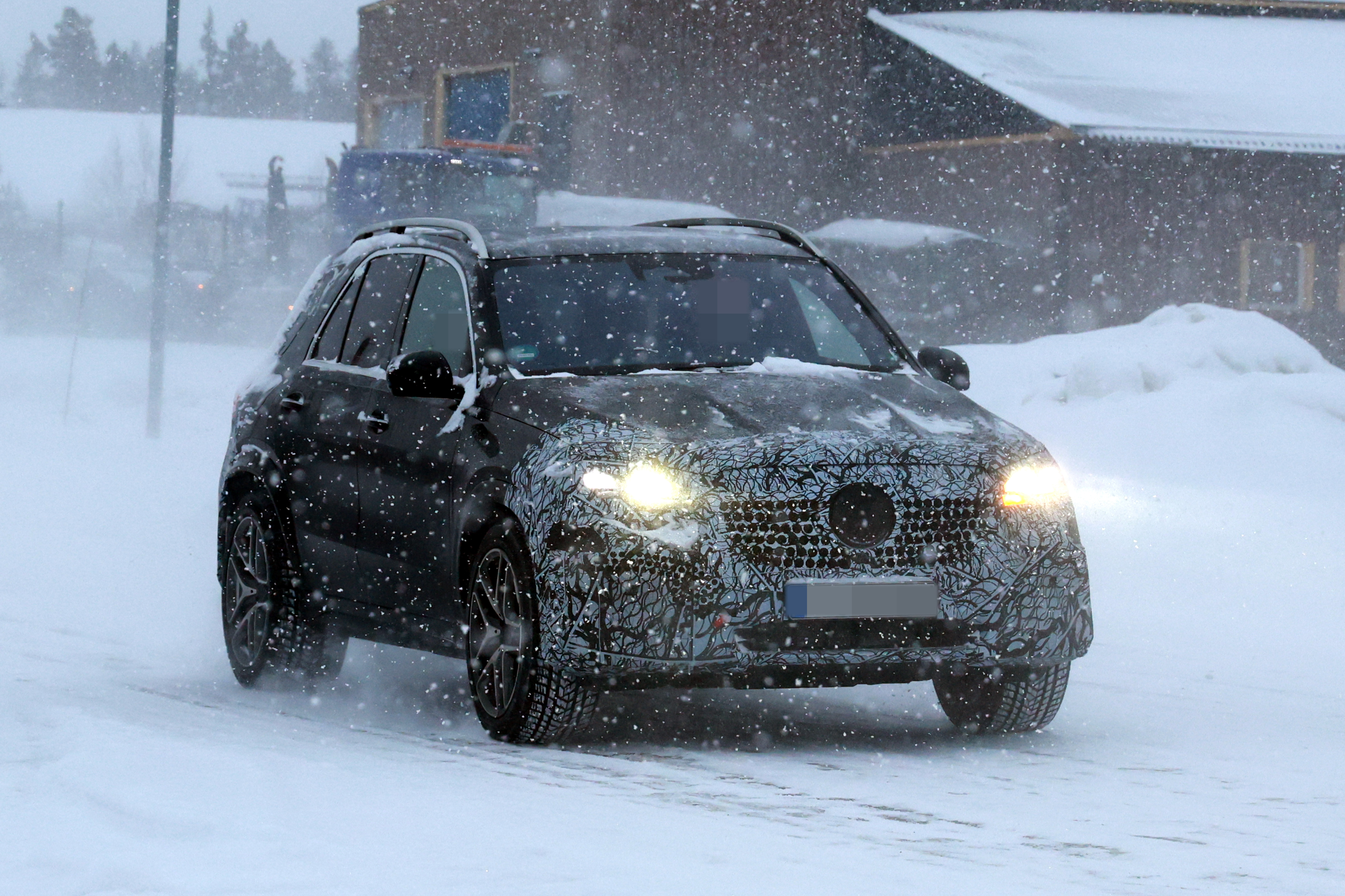 奔驰GLE二改，这里出现的是AMG53款，前后灯里面上三叉星是固定动作，还有内