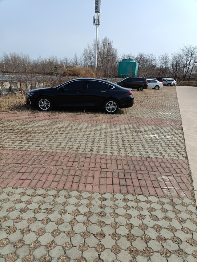 第一个爱车君威想买个大气又便宜的车现在必须买君威还是黑的色的，b级车到这个价位