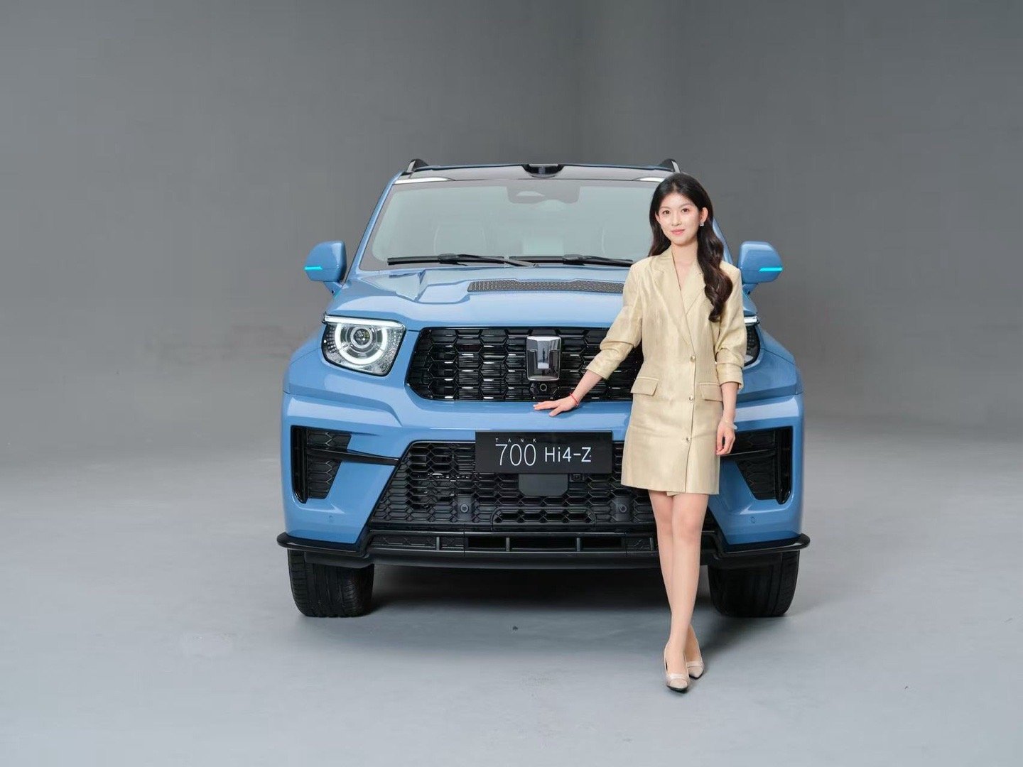 全新坦克700车好看，人也好看全新坦克700伴你青云直上