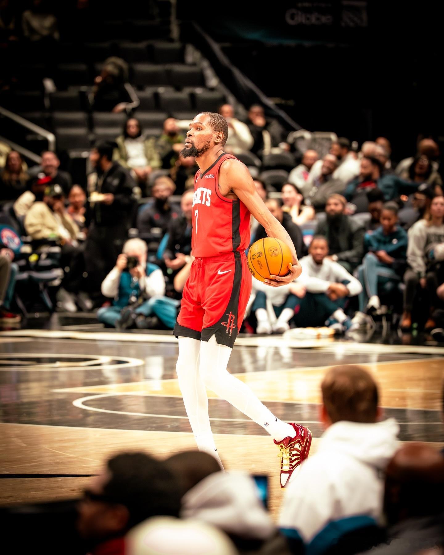 又只有提名！！！阿杜获得上周西部周最佳提名，而西部周最佳给了湖人的詹姆斯休斯顿火