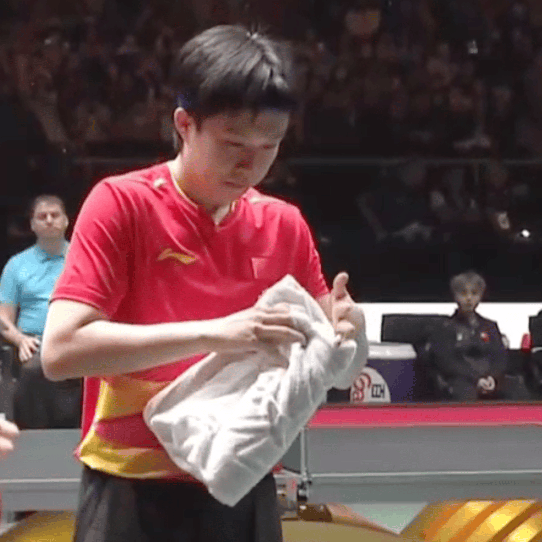 裁判扔来的小白球，让王楚钦选手虽然小受惊吓🙀，但是他反应能力还是很强的👍及时