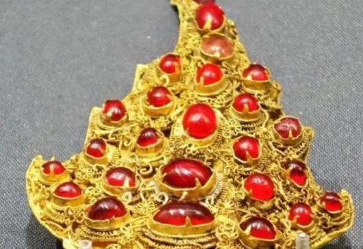 1972年，江阴一位掏粪工，在年夜饭时，突然神秘地送妻子一个破烂木盒，妻子顿时怒