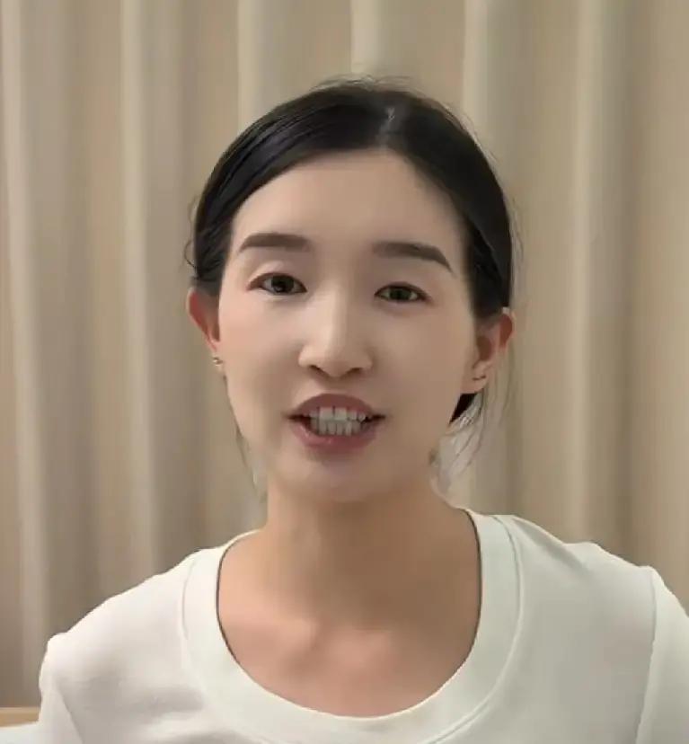 球球直播时突然关掉美颜，镜头里素颜痘坑全曝光，弹幕瞬间炸锅。她没慌，直接说这