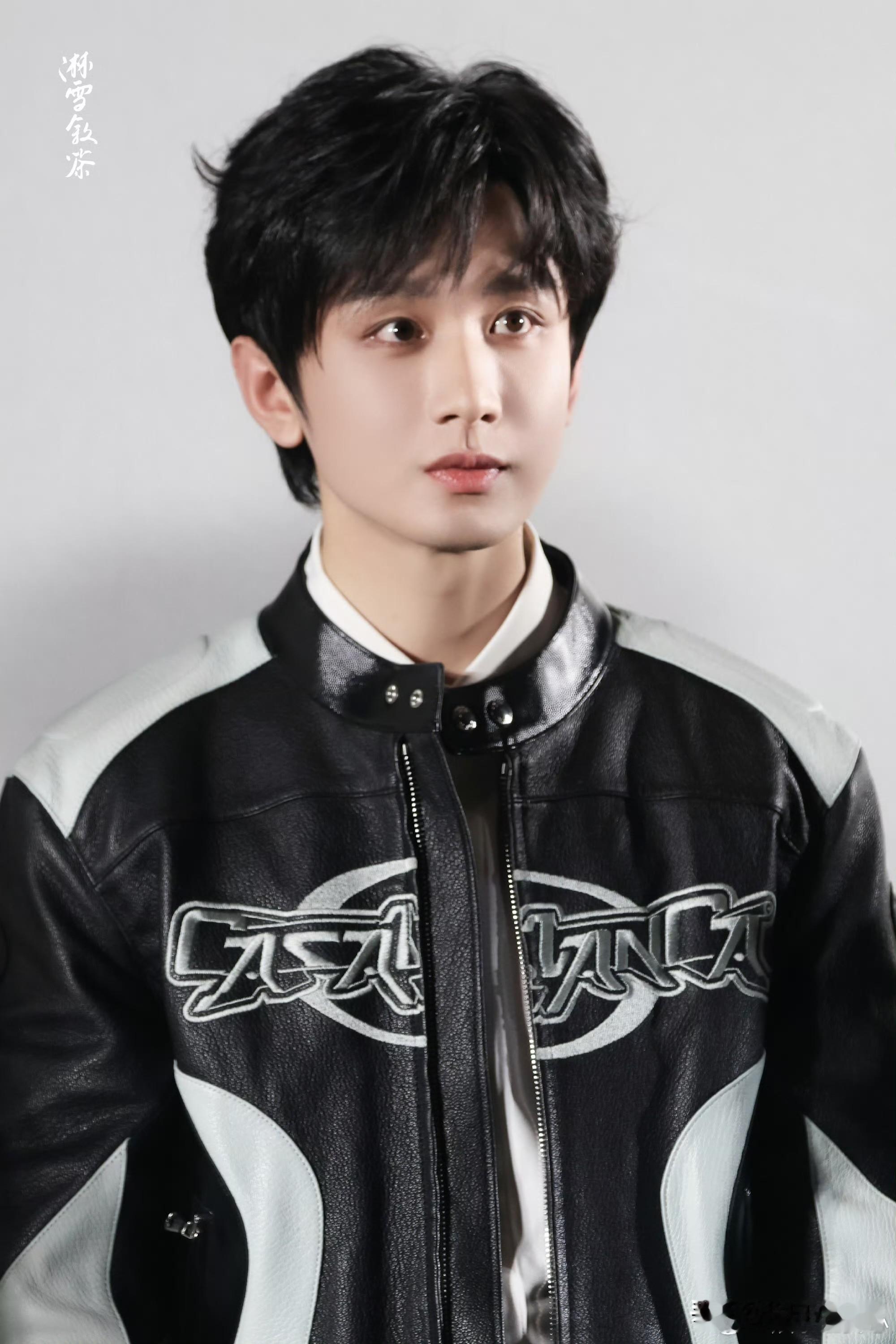 12月16日，成毅换风格了，有话他是真听！成毅今天好帅！酷酷的！虽然一秒破功，但