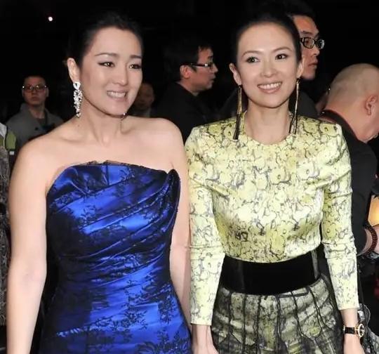 演艺界，章子怡这辈子最服的人就是巩俐，跟巩姐在一起，她才不显强势和傲慢，始终做一