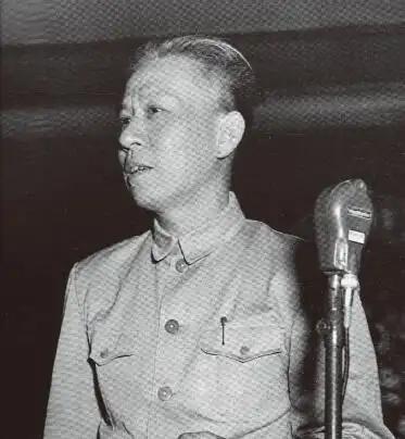 一个星期天，刘少奇要找一位部长，商议政治报告的相关重要事宜。秘书联系时得知，这