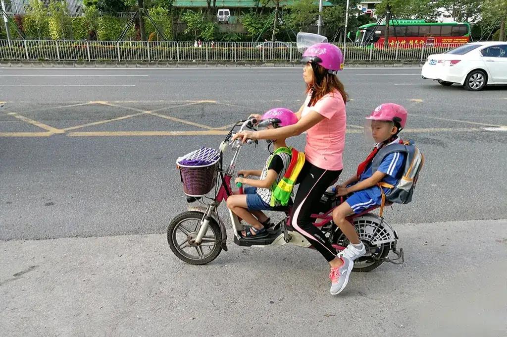 “没见过这样当妈的！”云南宜良，一女子带着俩孩子跟1个朋友好3个男子喝酒到凌晨3