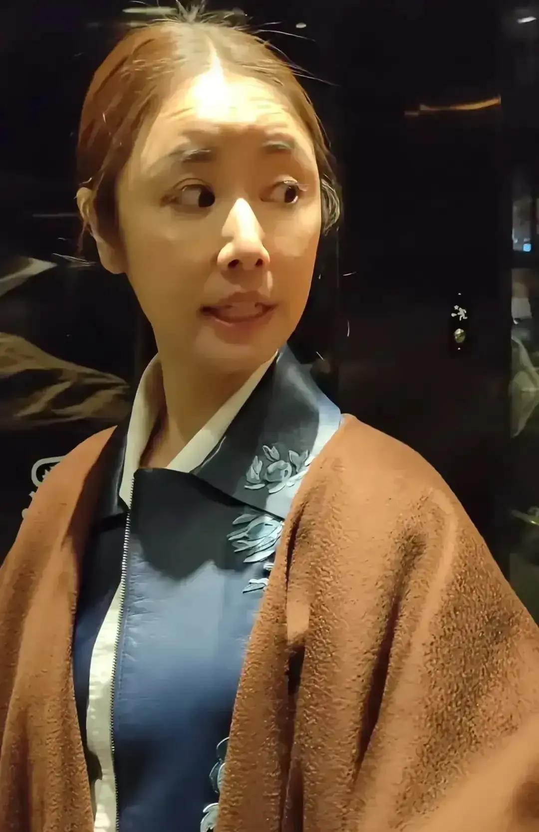 前阵子街头有人撞见林心如刚收工，裹着件宽松披肩，脸蛋儿没上妆，风一吹就红扑扑的，