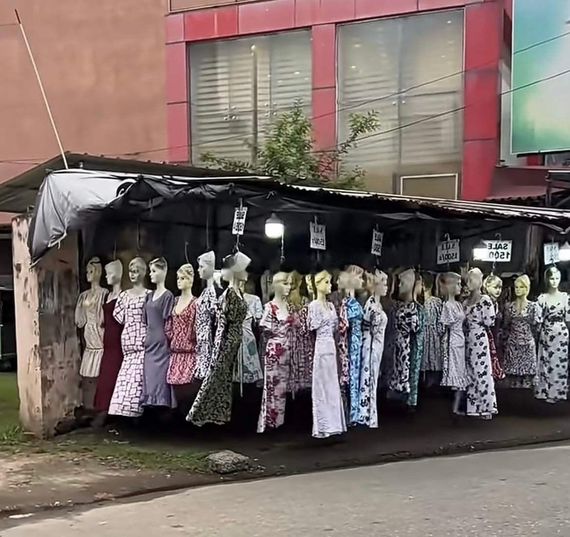 这个服装店的老板是个大聪明