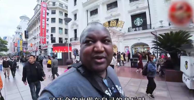 美国退伍军人大黑来上海旅游，竟然遭遇了“仙人跳”。这位身材魁梧的退伍军人