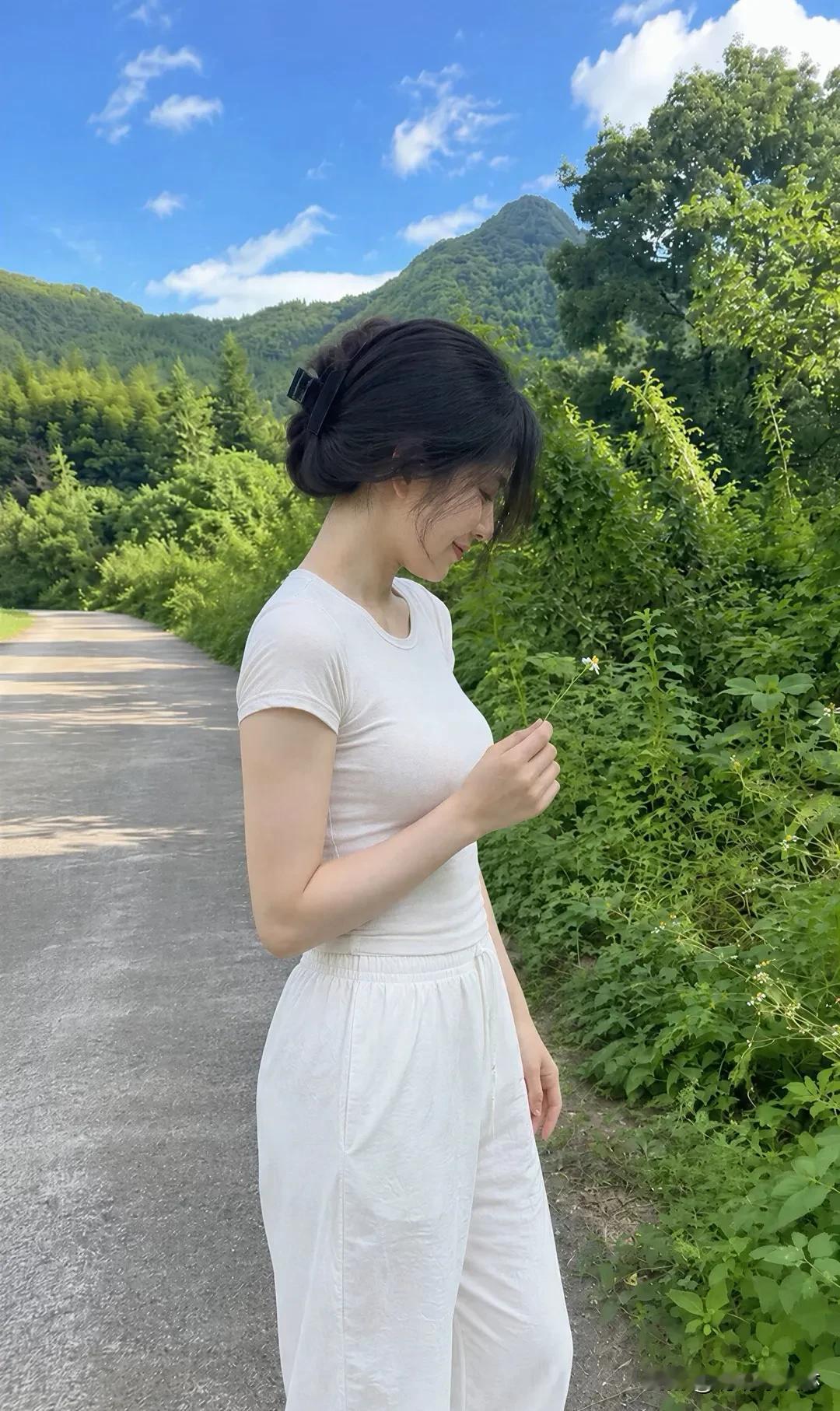 田野女孩的治愈时光迎着晨光踩进柔软泥土，发梢沾着稻香，指尖轻抚麦浪，