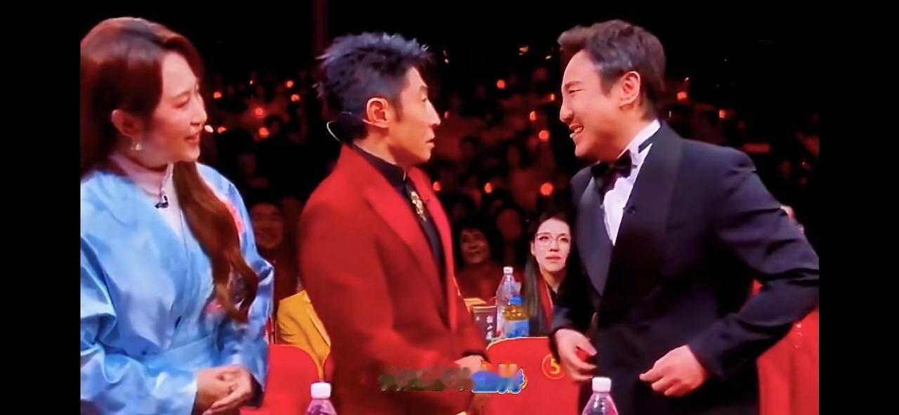 沈腾春晚嘴瓢了，“我还想来主持”秃噜成“我还想来报幕”，脸唰地红了。台下白鹿他们